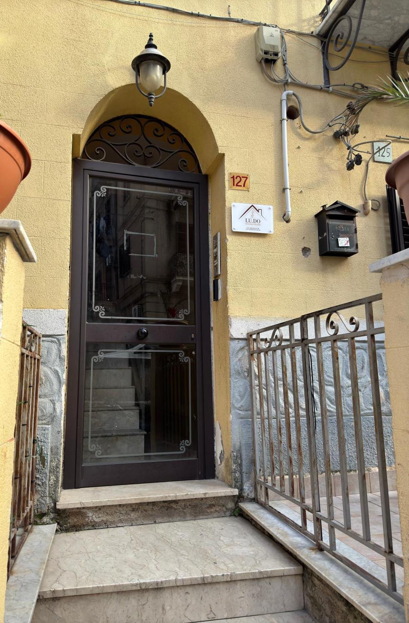 Ludo Holiday House - Charming Con Patio A Due Passi Dalla Cattedrale Palermo Eksteriør billede